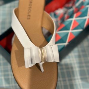 Aerosoles size 8 white new in box